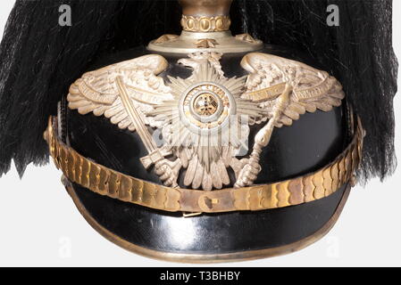 Un casco per gli ufficiali, del pioniere di Prussia o ferrovia battaglioni di guardia nero laccato con corpo in fibra, placcati argento fissaggi, Guard eagle. Il centro della stella di guardia è smaltata. Dorare le viti a stella e la piana di metallo chinscales. Sostituzione Fodera in seta. Insieme con il servizio spike, è fornito con la caduta, bufalo nero pennacchio di capelli con placcati argento titolare. Buone condizioni generali, segni di età e usura. storica, storica del XIX secolo, Prussiani, la Prussia, Tedesco, Germania, militaria, militare, oggetto, oggetti, alambicchi, clipping, clippings, c, Additional-Rights-Clearance-Info-Not-Available Foto Stock