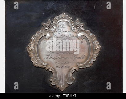 Un funzionario ha lasciato il presente, datata 1909, Reggimento di Fanteria Alt-Württemberg (3. Württ.) n. 121 figura in bronzo di un soldato a partire dalla prima metà del XVIII secolo, il suo sguardo rivolto verso destra e tenendo la sua moschetto, dietro di lui un fascine, lateralmente contrassegnati '1899 ADX. v. Ellrichshausen'. Su di una piazza zoccolo contrassegnato '1716'. La base di legno ebonised, la visualizzazione di lato si appoggia una dedizione in argento decorato di placca in rocaille 'Die Offiziere und Sanitätsoffiziere des Infanterie-Regiments Alt-Württemberg scheidenden dem Hauptmann Soecht 27.5.89 - 26.8.09' (, Additional-Rights-Clearance-Info-Not-Available Foto Stock