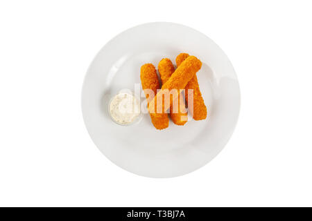 Antipasto caldo formaggio bastoni in dorate e croccanti impanati e fritti in olio, salsa, prima di alcool sulla piastra, bianco sfondo isolato vista da sopra Foto Stock