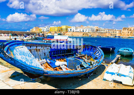 Bella Gallipoli città vecchia e il porto,vista con case colorate,il mare e le barche,Puglia,l'Italia. Foto Stock