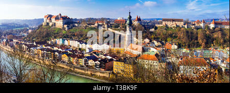 Impressionante Burghausen village,vista con vecchio castello ,case e fiume, Baviera, Germania. Foto Stock