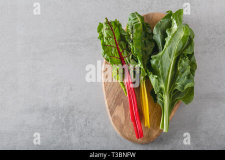 Cime di barbabietole sono ricchi di antiossidanti, alta minerali, vitamine e a basso contenuto di grassi e di colesterolo. La salute che beneficiano del concetto. Vista da sopra con copia spazio. Sel Foto Stock