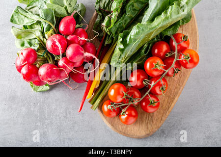 Cime di barbabietole sono ricchi di antiossidanti, alta minerali, vitamine e a basso contenuto di grassi e di colesterolo. La salute che beneficiano del concetto. Vista da sopra con copia spazio. Sel Foto Stock