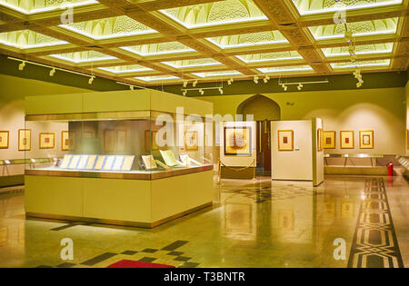 TEHRAN, IRAN - 25 ottobre 2017: l'exhibition hall di Malek museo e biblioteca con conserva esempi di Persiano antico e calligrafia Araba Foto Stock