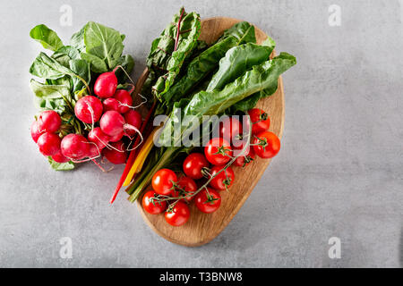 Cime di barbabietole sono ricchi di antiossidanti, alta minerali, vitamine e a basso contenuto di grassi e di colesterolo. La salute che beneficiano del concetto. Vista da sopra con copia spazio. Sel Foto Stock