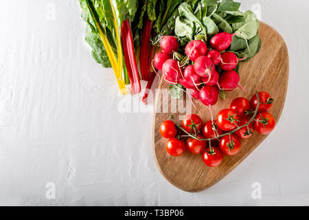 Cime di barbabietole sono ricchi di antiossidanti, alta minerali, vitamine e a basso contenuto di grassi e di colesterolo. La salute che beneficiano del concetto. Vista da sopra con copia spazio. Sel Foto Stock