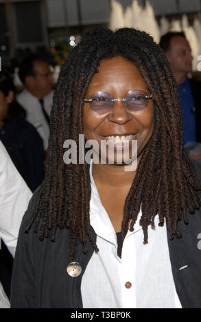 LOS ANGELES, CA. Luglio 30, 2001: attrice Whoopi Goldberg alla prima mondiale di corsa del ratto, a Los Angeles. © Paul Smith/Featureflash Foto Stock