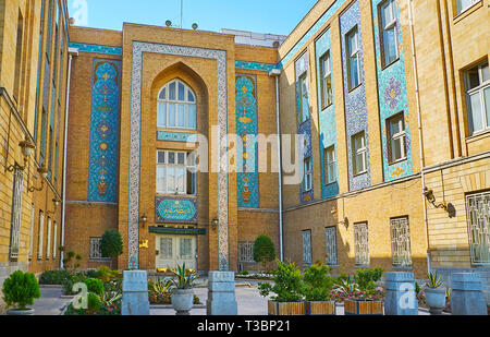 TEHRAN, IRAN - 25 ottobre 2017: Bagh-e Melli quartiere storico contiene gli edifici del Ministero degli Affari Esteri, alcune sono decorate in traditio Foto Stock