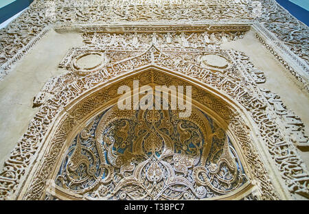 TEHRAN, IRAN - 25 ottobre 2017: Close-up arco del mihrab scolpiti con motivi floreali e intricati calligrafia, museo di epoca islamica, il 25 ottobre ho Foto Stock