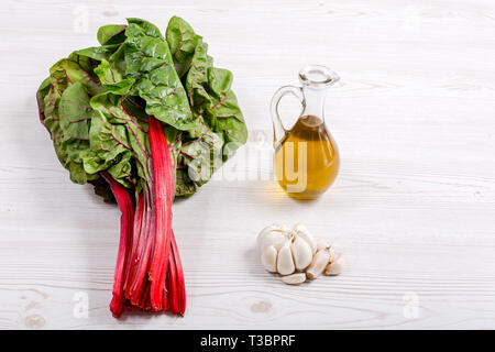 Cime di barbabietole sono ricchi di antiossidanti, alta minerali, vitamine e a basso contenuto di grassi e di colesterolo. La salute che beneficiano del concetto. Vista da sopra con copia spazio. Sel Foto Stock