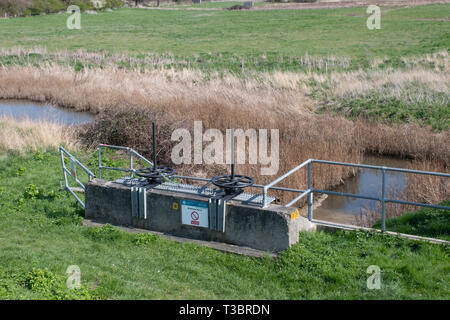 Wrabness Suffolk Regno Unito - 1 April 2019: controllo di inondazione chiusa per la gestione delle acque Foto Stock