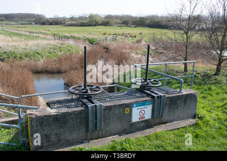 Wrabness Suffolk Regno Unito - 1 April 2019: controllo di inondazione sluice utilizzato per la gestione delle acque Foto Stock