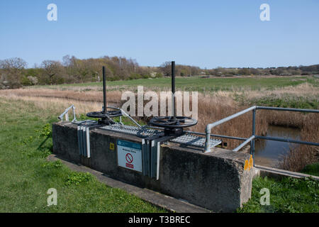 Wrabness Suffolk Regno Unito - 1 April 2019: controllo di inondazione sluice utilizzato per la gestione delle acque nei pressi di costa Foto Stock