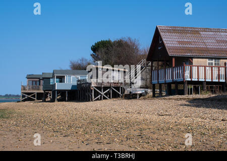 Maningtree Suffolk Regno Unito - 1 April 2019: fila di legno grande case sulla spiaggia Foto Stock