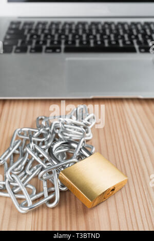Il lucchetto e catena con computer laptop. Cyber security concetto astratto. Orientamento verticale. Foto Stock