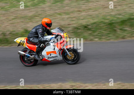 Chorley, Lancashire, Regno Unito. Aprile, 2019. Hoghton Tower xliii motociclo Sprint. Rider 10 Nigel Francesco da Preston a cavallo di un vecchio 1990 1000cc Yamaha ow01 Foto Stock