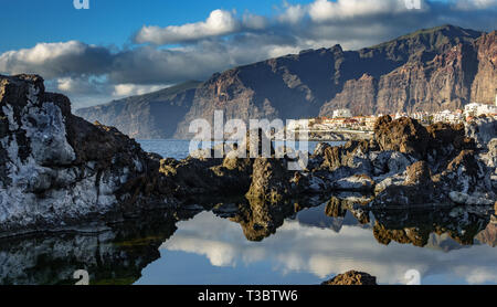 Los Acantilados de Los Gigantes e Puerto de Santiago in villaggio turistico Foto Stock