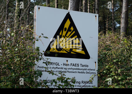 Welsh bilingue Inglese segno a Whiteford sands Foto Stock