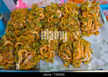 Ukoy, gamberi e frittelle di zucca, i cibi freschi di mercato, Krabi town, Thailandia Foto Stock