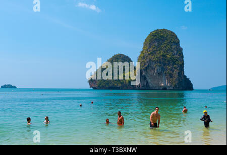 Persone in acqua, Ao Phra Nang Beach, Railay, provincia di Krabi, Thailandia Foto Stock