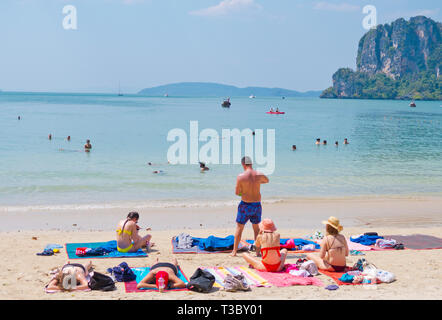 Railay West Beach, Railay, provincia di Krabi, Thailandia Foto Stock
