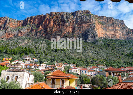 La città di Leonidio e le scogliere circostanti in primavera, primavera, Peleponnese, Grecia, greco Foto Stock