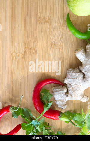 Colorato ingredienti asiatici su una tavola di legno Foto Stock