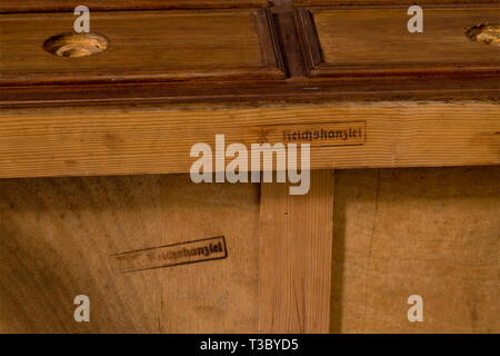 Piccola cassettiera, dalla nuova Cancelleria del Reich in legno di faggio con impiallacciatura in legno di noce. Quattro cassetti, inset marmo rosso alto. Le due gambe posteriori accorciate per più tardi uso, perdite e danni, le maniglie smontato. Il fondo con due francobolli "Reichskanzlei' e national eagle. Altezza 80 cm (back 76,5 cm), dimensioni 83,5 x 44 cm. Provenienza: dalla proprietà del comandante generale della francese governo militare del maggiore Berlino, Général Vicomte de Beauchêsne, che nel maggio 1945 ha ricevuto l'autorizzazione dell'Esercito Rosso a prendere questa cassettiera dalla Cancelleria del Reich ('Ce p, Editorial-Use-solo Foto Stock