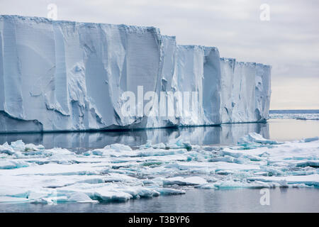 Mare di ghiaccio e iceberg nel Mare di Weddell vicino al pericolo isole, l'Antartide. Foto Stock