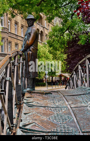 Ungheria, Budapest, Statua di Imre Nagy di fronte al parlamento ungherese edificio, comunista e riformatore che è stato eseguito dopo la rivoluzione del 1956. Foto Stock