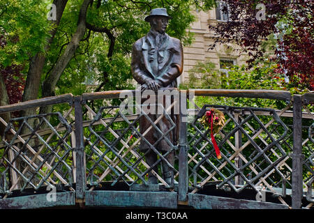 Ungheria, Budapest, Statua di Imre Nagy di fronte al parlamento ungherese edificio, comunista e riformatore che è stato eseguito dopo la rivoluzione del 1956. Foto Stock