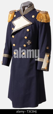 Friedrich Christiansen, tedesca di maggior successo aviatore Navale di guerra mondiale I, una piena vestire la casacca come tenente comandante panno blu scuro, Bianco bracciali svedese, bottoni oro ("G. Bartling & Söhne Kiel'), oro due strisce di manicotto. Epaulettes di un tenente comandante. Biancheria da letto bianca fodera, il risvolto con l'etichetta "Waarenhaus für Armee und Marine". Sul lato sinistro del torace di un avvolta ad anello a cupola a croce di ferro 1914 Classe 1a. Il rivestimento di entrambi i manicotti discretamente timbrata "Fr. Christiansen, pensionato General der Flieger'. Il 27 settembre 1918, poco prima della, Additional-Rights-Clearance-Info-Not-Available Foto Stock