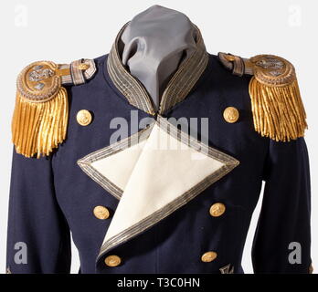 Friedrich Christiansen, tedesca di maggior successo aviatore Navale di guerra mondiale I, una piena vestire la casacca come tenente comandante panno blu scuro, Bianco bracciali svedese, bottoni oro ("G. Bartling & Söhne Kiel'), oro due strisce di manicotto. Epaulettes di un tenente comandante. Biancheria da letto bianca fodera, il risvolto con l'etichetta "Waarenhaus für Armee und Marine". Sul lato sinistro del torace di un avvolta ad anello a cupola a croce di ferro 1914 Classe 1a. Il rivestimento di entrambi i manicotti discretamente timbrata "Fr. Christiansen, pensionato General der Flieger'. Il 27 settembre 1918, poco prima della, Additional-Rights-Clearance-Info-Not-Available Foto Stock