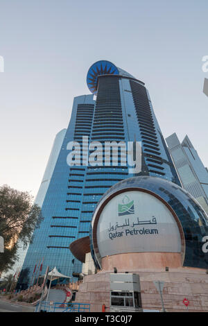 Qatar Petroleum uffici nel World Trade Center Building, grattacielo, West Bay, Doha, Qatar Foto Stock