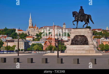 Ungheria, Budapest, statua del conte Gyula Andrássy, Ungheria il Primo Ministro tra 1867 e 1871 con ST la chiesa di Mattia e la Collina del Castello in background. Foto Stock