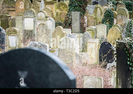 Cracovia in Polonia - Marzo 22, 2019 - Gli oggetti contrassegnati per la rimozione definitiva sul Nuovo Cimitero Ebreo a Cracovia in Polonia Foto Stock