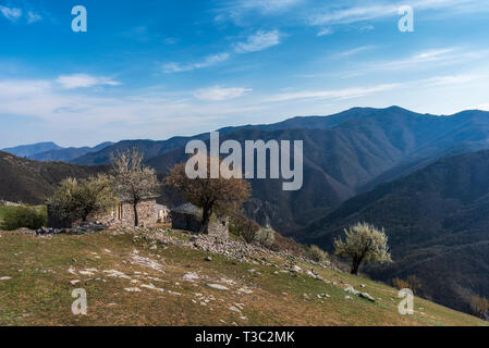 Villaggio abbandonato Mumdjidam in montagna Rhodope, Bulgaria. Pezzo di paradiso durante il tramonto. Foto Stock