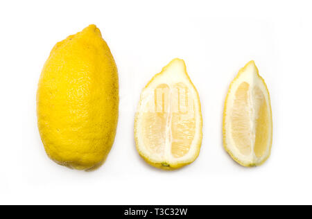 Immagine di homegrown brutto limoni. Un frutto intero di una metà, un quarto.Concetto di particelle differenti.orientamento orizzontale,laici piana. Foto Stock