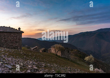 Villaggio abbandonato Mumdjidam in montagna Rhodope, Bulgaria. Pezzo di paradiso durante il tramonto. Foto Stock