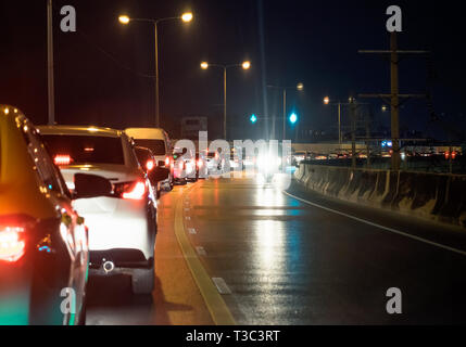 Gli inceppamenti di traffico sulla strada di notte a Bangkok Foto Stock