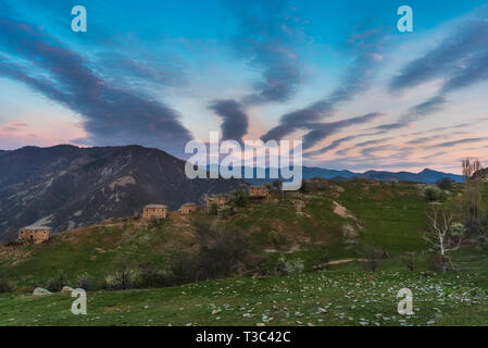 Villaggio abbandonato Mumdjidam in montagna Rhodope, Bulgaria. Pezzo di paradiso durante il tramonto. Foto Stock