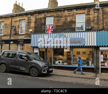 Il macellaio di camminare camminare è una piccola cittadina sulla costa nord est di Northumberland in Inghilterra del nord est.Si tratta di un negozio di macellaio in città CW 6675 Foto Stock