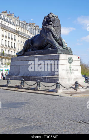 Leone di Belfort, una scultura monumentale di un leone da Bartholdi, di rame martellato, Place Denfert Rochereau a Parigi, commemora assedio di Belfort Foto Stock