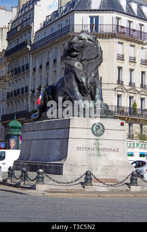 Leone di Belfort, una scultura monumentale di un leone da Bartholdi, di rame martellato, Place Denfert Rochereau a Parigi, commemora assedio di Belfort Foto Stock