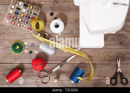 Sarta o personalizzare lo sfondo vista superiore con strumenti di cucitura,  i fili colorati, macchina da cucire e accessori Foto stock - Alamy