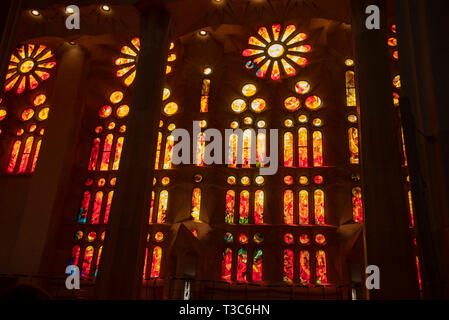 Barcellona, Spagna, il 14 marzo 2019.frammento di vetro macchiato nel tempio della Sagrada Familia, famoso architetto Antoni Gaudì Foto Stock