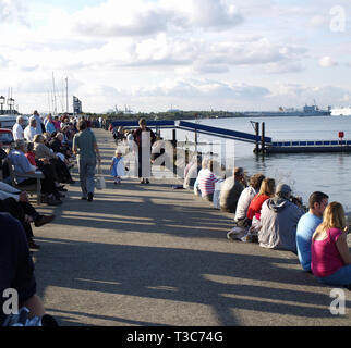 La folla raccolta per la partenza a Hythe Marina di RMS Queen Mary 2 da Southampton Docks Foto Stock