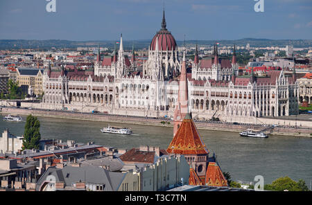 Ungheria, Budapest, vista sul fiume Danubio al parlamento ungherese edificio dal Bastione dei Pescatori sulla Collina del Castello. Foto Stock