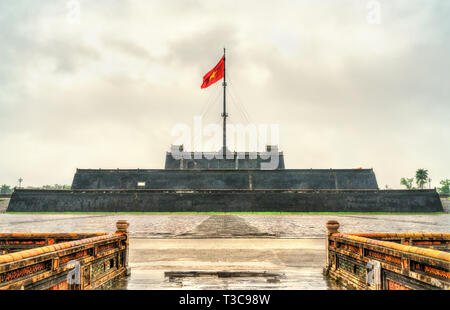 Bandiera torre presso la città imperiale di Hue, Vietnam Foto Stock