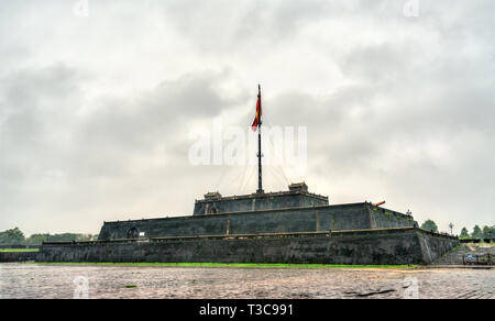 Bandiera torre presso la città imperiale di Hue, Vietnam Foto Stock